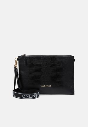 Sort krokodilleder clutch med et guld logo, der har en toplynlås og justerbar rem med logo print. Glat tekstur.