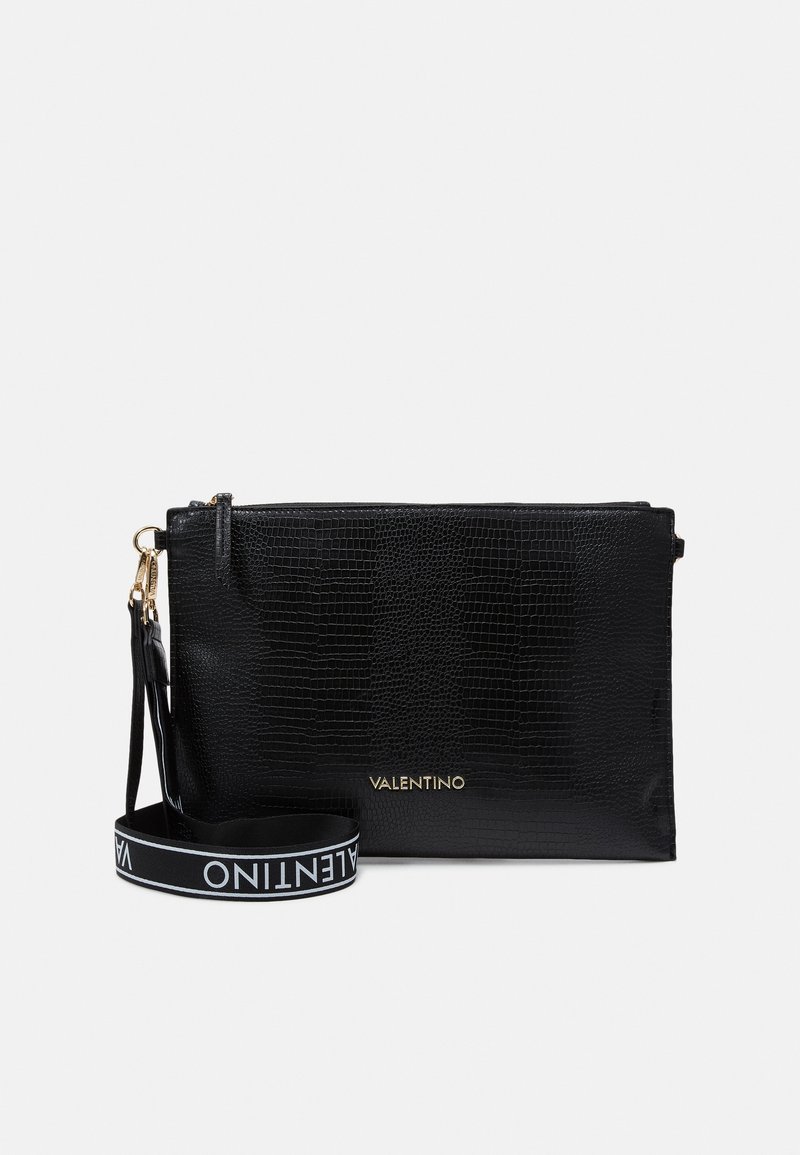 Svart läderclutch med krokodilprägling och guldlogotyp, med ovansidan dragkedja och justerbar rem med logotryck. Slät textur.