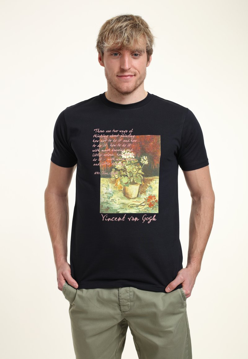 Camiseta de algodón negra con un estampado de un bodegón floral, atribuido a Vincent van Gogh, con un texto en una fuente clara.