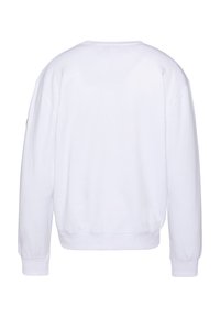 Biała bluza z długimi rękawami, okrągłym dekoltem i ściśniętymi mankietami. Miękka faktura, prosty wzór, brak widocznych wzorów lub elementów metalowych. Widok z tyłu.