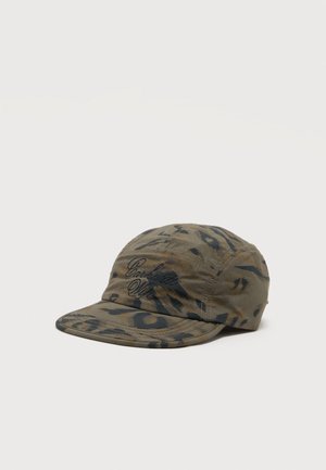 Oliwkowa czapka baseballowa z czarnym wzorem zwierzęcym i czarnym wyhaftowanym kursywą tekstem na przodzie.