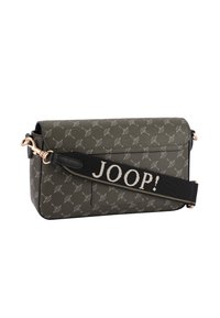 Bolso bandolera de imitación cuero verde con un patrón plateado repetido, herrajes dorados y una correa negra que presenta el texto "JOOP!" en blanco.