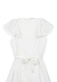 Abito bianco con maniche corte volantes, scollo rotondo e cintura con laccio in vita, realizzato in tessuto morbido con una leggera lucentezza.
