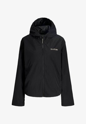 Sort letvægtsjakke med hætte, lynlås foran, lange ærmer og et lille hvidt logo på brystet. Glat tekstur, minimalistisk design.