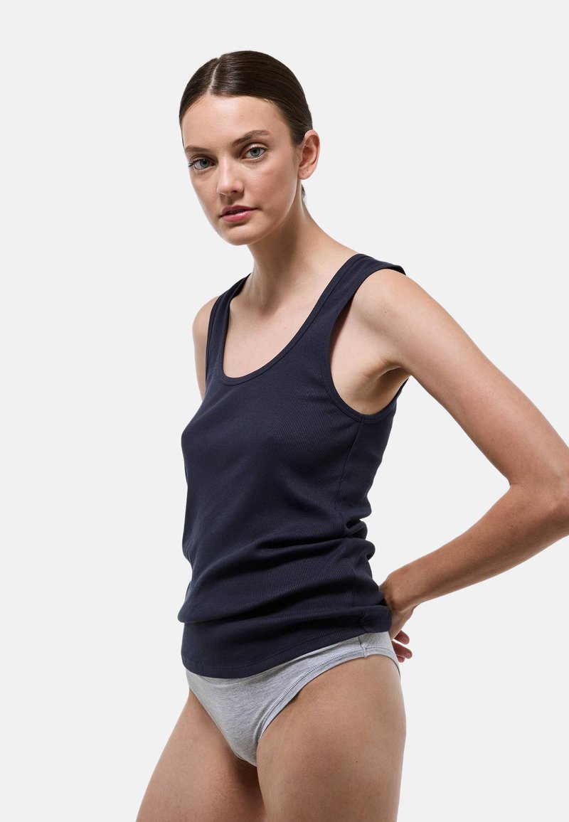 Débardeur bleu marine avec une texture côtelée et des larges bretelles, associé à des sous-vêtements gris clair. Design simple et ajusté.