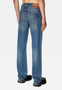 Ljusblå raka denimjeans med en urtvättad textur. Har två bakfickor och en märkesetikett vid midjan.