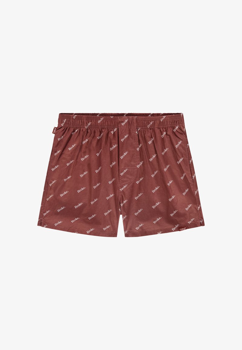 Shorts boxers marron avec taille élastique affichant un motif répétitif de texte blanc "Broke." et de petites étiquettes rouges de la marque sur les côtés.