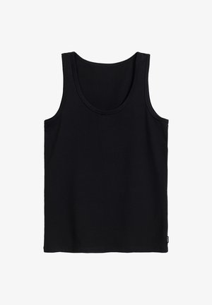 Czarny top na ramiączkach wykonany z miękkiej bawełny, z okrągłym dekoltem i szerokimi ramiączkami, z prostym dołem i bez widocznych wzorów czy akcentów.