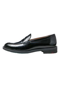 Schwarze Lederloafers mit glatter Textur, Mokassin-artiger Naht und einem niedrigen Gummihack mit rotem Akzent auf der Rückseite.