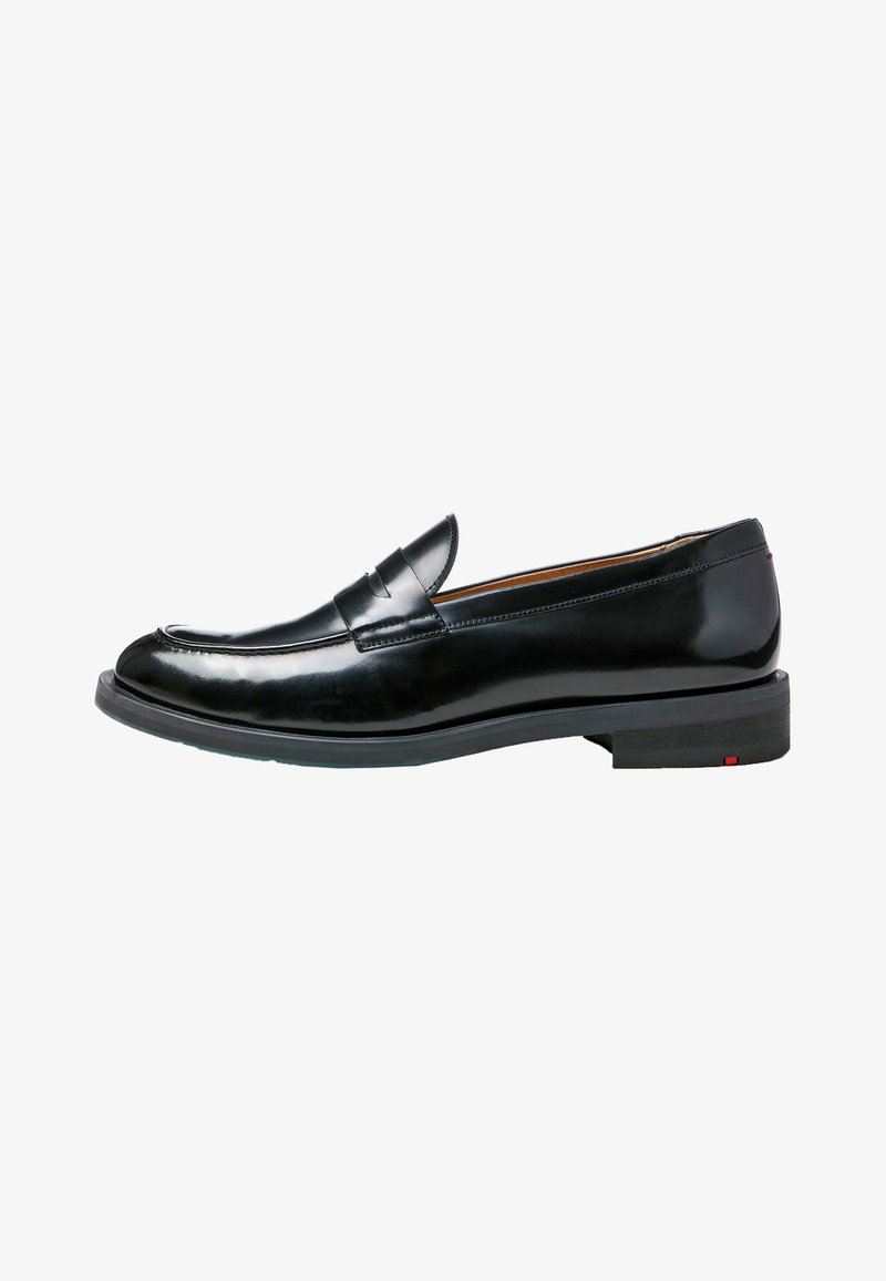 Schwarze Lederloafers mit glatter Textur, Mokassin-artiger Naht und einem niedrigen Gummihack mit rotem Akzent auf der Rückseite.