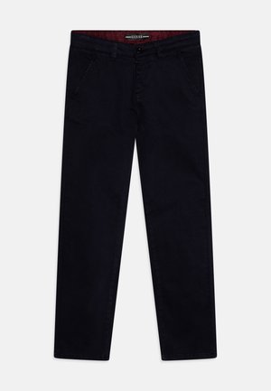Pantaloni chino da uomo blu navy scuro realizzati in morbido tessuto di cotone. Presentano una vestibilità standard con tasche anteriori e una cintura a contrasto con texture.