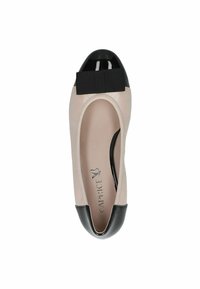 Zapato tipo bailarina con un cuerpo de cuero nude, puntera de charol negro y un detalle de cinta negra en la parte delantera. Textura suave en toda la superficie.