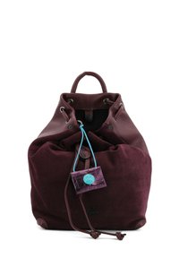 Zaino con coulisse color bordeaux in camoscio e pelle, con corpo testurizzato, spallacci regolabili e una piccola targhetta con accento blu.