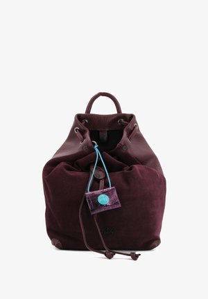 Zaino con coulisse color bordeaux in camoscio e pelle, con corpo testurizzato, spallacci regolabili e una piccola targhetta con accento blu.