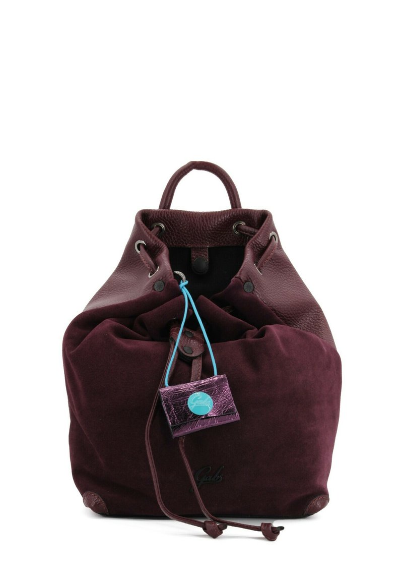 Zaino con coulisse color bordeaux in camoscio e pelle, con corpo testurizzato, spallacci regolabili e una piccola targhetta con accento blu.