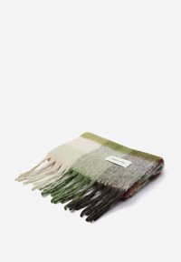 Geverfde wollen sjaal in tinten van groen, grijs en crème met franjes en een klein label. Zachte textuur met een warme, gezellige uitstraling.
