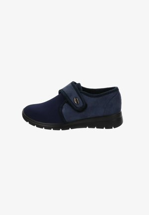 Chaussure navy blue à enfiler avec un dessus en tissu doux, une sangle Velcro, des accents en suède contrastants, un bout arrondi et une semelle en caoutchouc texturé.