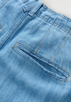 Hellblaue Jeans mit einer Gesäßtasche und kontrastierenden Nähten. Der Stoff hat eine glatte, leicht strukturierte Oberflächenbeschaffenheit.