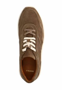 Bruine suède sneaker met geperforeerde bovenkant, witte veters en een bruine binnenkant. Voorzien van een verzachtende zool en contrasterende stikaccenten.