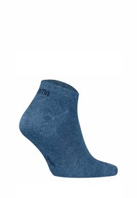 Blå ankelsocka i strukturerad tyg, med en ribbad mudd och en logotyp nära toppen. Designen är enkel och strömlinjeformad.