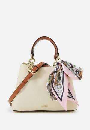 Sac à main texturé crème avec poignées marron, bandoulière ajustable, accessoires dorés et foulard en soie rose à motifs noué à une poignée.