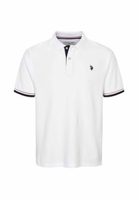 Valge polosärk tumesinise krae, kahe nupu ja väikese rinnal oleva logoga. Varrukatel on punaste ja tumesiniste triipudega detailid.