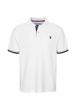 Bijela polo majica s tamnoplavi ovratnikom, patentnim zatvaračem na dva gumba i malim logotipom na prsima. Naglašena crvenim i tamnoplavi prugama na rukavima.