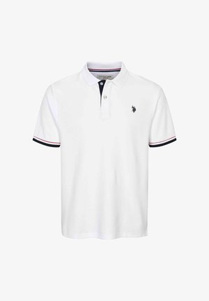 Wit poloshirt met een marineblauwe kraag, een knoopsluiting met twee knopen, en een klein logo op de borst. Geaccentueerd met rode en marineblauwe strepen op de mouwen.