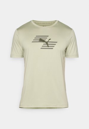 Chemise à manches courtes vert clair en tissu lisse, avec un logo sombre et un motif de rayures horizontales sur la poitrine.