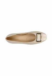 Beige faux leren ballerina met een vierkante metalen gespaccent. Rond neusje, gladde textuur en geperforeerde binnenzool voor ademend vermogen.