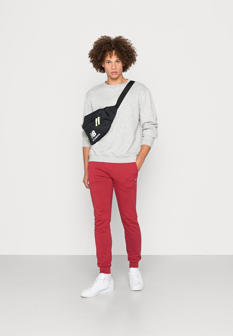 Herren Trainingsanzüge | KnowledgeCotton Apparel TEAK PANTS VEGAN Jogginghose garnet/rot - KC53819 Herren Trainingsanzüge | KnowledgeCotton Apparel TEAK PANTS VEGAN Jogginghose garnet/rot - KC53819