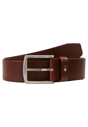 Ceinture en cuir marron avec boucle rectangulaire en métal argenté et petit logo rectangulaire noir, blanc et rouge près de la boucle.