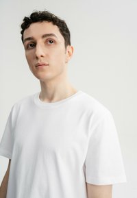 MELA SCHWER PRAVIN - T-Shirt basic - weiß