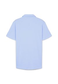 Chemise polo bleu clair à manches courtes vue de dos avec un col classique et un design épuré et simple.