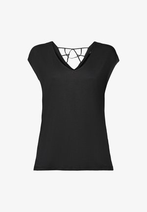 Czaryn szary T-shirt w kształcie litery V, krótko spodenki w kolorze camel z przodu fałdami i detalami w trimie, białe sneakersy i pleciona beżowa torba.