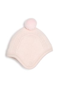 Cappello a maglia rosa chiaro con forma arrotondata, caratterizzato da un pompon peloso sulla parte superiore e un motivo a trecce testurizzato lungo i lati.