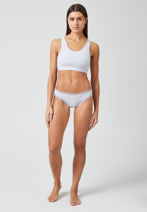 Grijze katoenen sportbeha met een ronde halslijn en een logoband. Bijpassende grijze panties met kantafwerking en een zachte textuur.