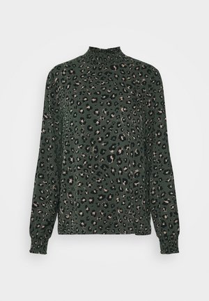 Mørkegrøn bluse med lange ærmer og høj, smocket hals og ærmekanter med beige og sort leopardprint.
