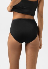 Hoge taille zwarte katoenen onderbroek met een zachte textuur en een elastische tailleband, met een eenvoudig ontwerp en zonder zichtbare patronen.