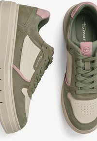 Zeleno-beige tenisky s texturovaným svrškem z semiše, s růžovými akcenty, šněrovacím designem a silnou béžovou podrážkou, která má perforované detaily.
