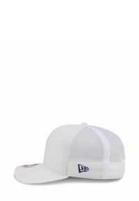 Weiße Kappe mit festem Frontteil, Netzrücken und flacher Krempe. Sie hat ein buntes Logo auf der Vorderseite und ein lila New Era-Logo an der Seite.