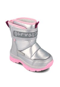 Botín plateado metálico con detalles en rosa, correa de Velcro y tejido texturizado. Cuenta con un forro cálido y una suela de goma para mayor tracción.