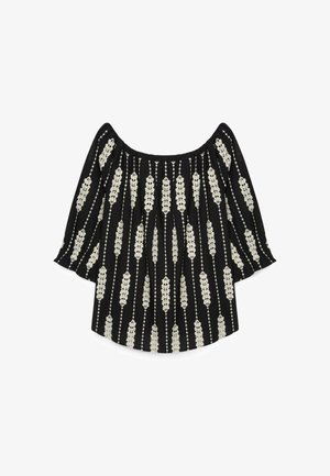 Sort off-shoulder bluse med brede ærmer, med vertikale hvide broderede bladmønstre og små prikacceter.