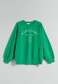 Zelená mikina s kulatým výstřihem a dlouhými, nabíranými rukávy. Obsahuje bílý text: "CHCEŠ MLUVIT? NEMÁM ŽÁDNÝ TYPU, KDYŽ SI SEDNEME, SEDNEME."