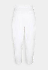 Vita kapade byxor med en slät textur, som har en rak benmodell och bakfickor. Enkel konstruktion utan synlig hårdvara.