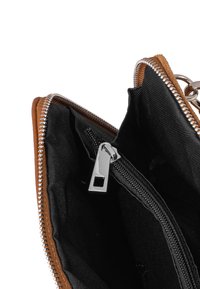 Brązowy skórzany portfel z srebnym zamkiem błyskawicznym, czarnym wnętrzem, z dwoma przegrodami oraz małą kieszonką na zamek błyskawiczny na monety lub karty.