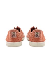 Rózsaszín bőr slip-on cipők fehér gumitalppal, varrott varrással és egy kis logócímkével a sarokon.