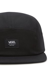Gorra negra de Vans con visera plana, hecha de un tejido duradero, que presenta un parche central con el logo y detalles de costura sutiles.