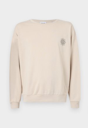 Béžová mikina vyrobená z mäkkej tkaniny, s okrúhlym výstrihom, dlhými rukávmi a malou grafikou slnka na ľavej hrudi.