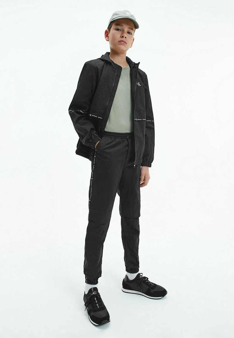 Kinder Stoffhosen | Calvin Klein Jeans Jogginghose black/schwarz - IB09161 Kinder Stoffhosen | Calvin Klein Jeans Jogginghose black/schwarz - IB09161